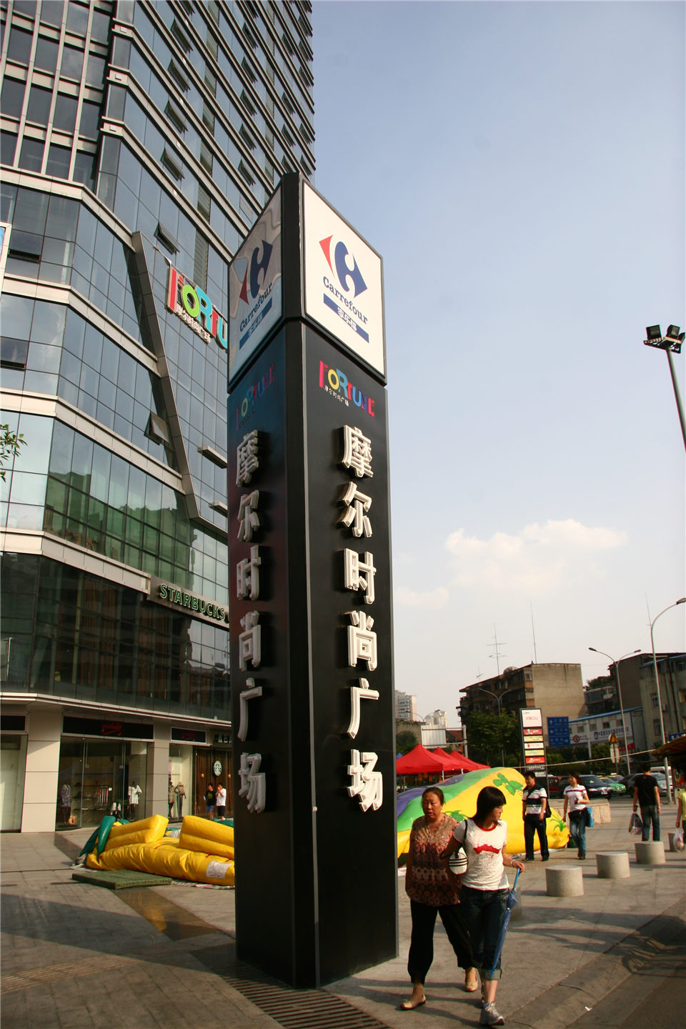 摩尔时尚广场精神堡垒